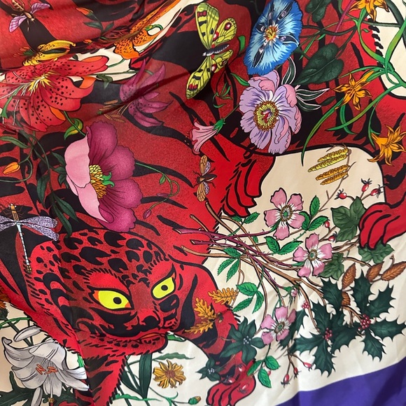 GUCCI FLORA PRINT SILK SCARF - Picture 8 of 12